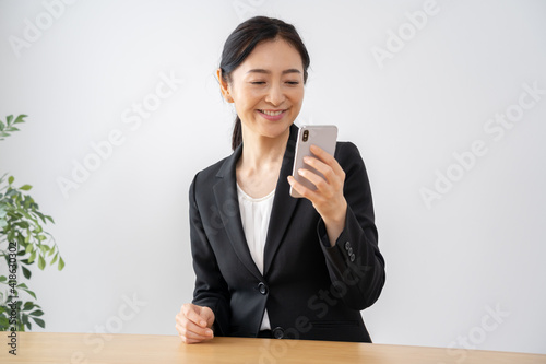 携帯を触るアジア人女性 ポートレート