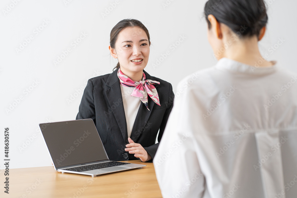 説明をする若い日本人女性