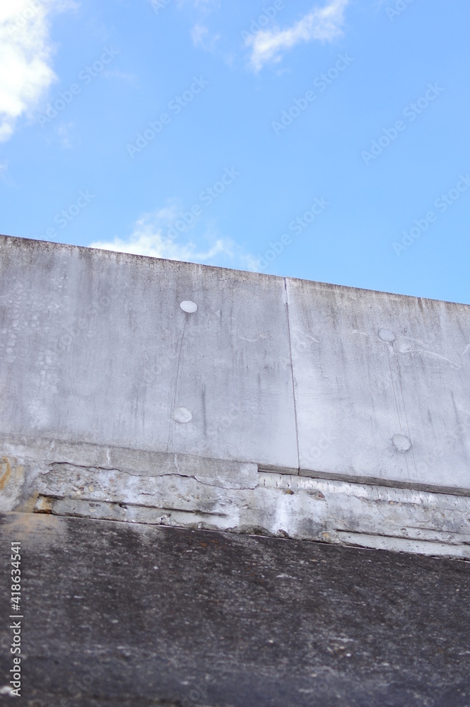 Fototapeta premium 反り立つ護岸ブロック