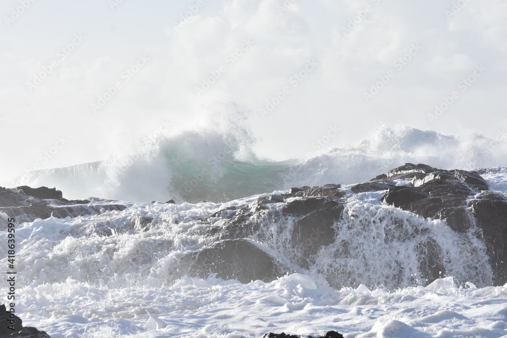 Obraz premium The sea demonstrating its power against the cliffs