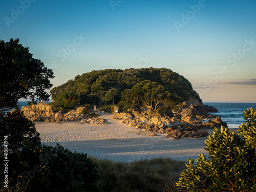 Bilde på lerret Leisure island from mount maunganui in Tauranga bay of plenty