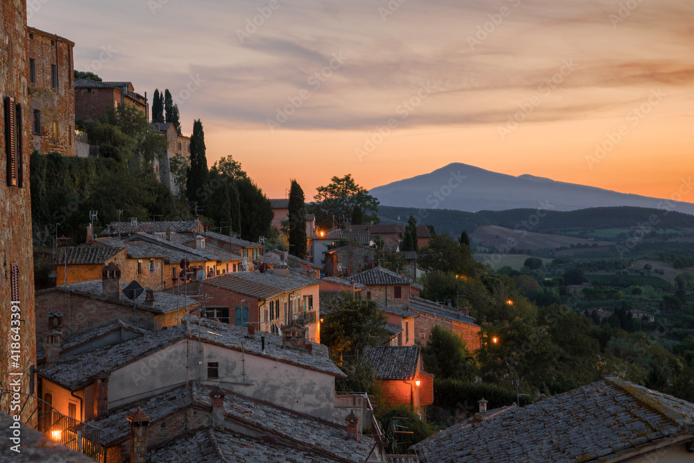 Obraz premium September evening over the medieval town of Montepulciano. Italy