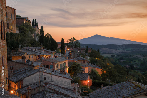 Foto September evening over the medieval town of Montepulciano. Italy
