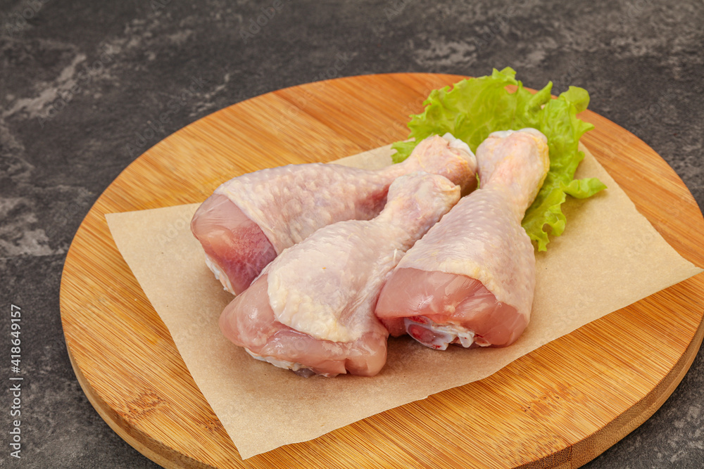 Raw chicken drumsticks for cooking