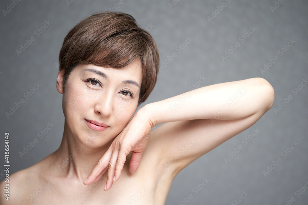 Fototapeta premium 頬に手を当てる中年の日本人女性