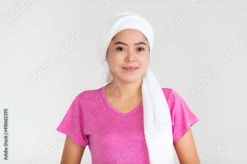 Photo Portrait of a woman cancer patient with clothes covered around head affected fro