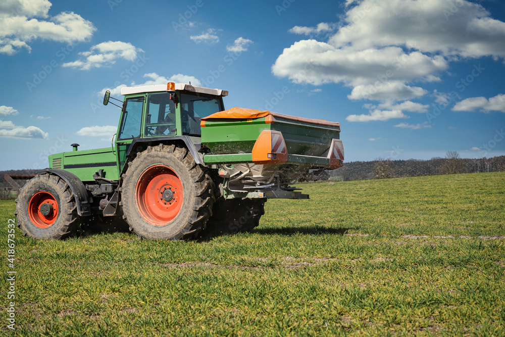Düngerverordnung - Landwirt verteilt mit dem Düngerstreuer Mineraldünger auf einem Feld, Symbolfoto. Düngerverordnung - Landwirt verteilt mit dem Düngerstreuer Mineraldünger auf einem Feld, Symbolfoto.