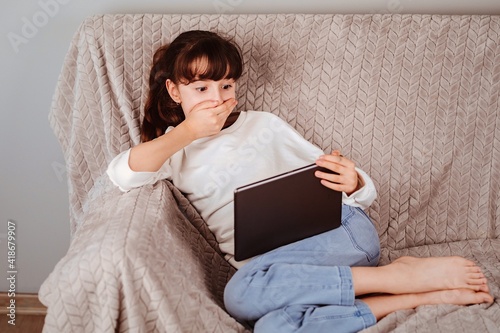 Niña viendo la tablet y escuchando música 