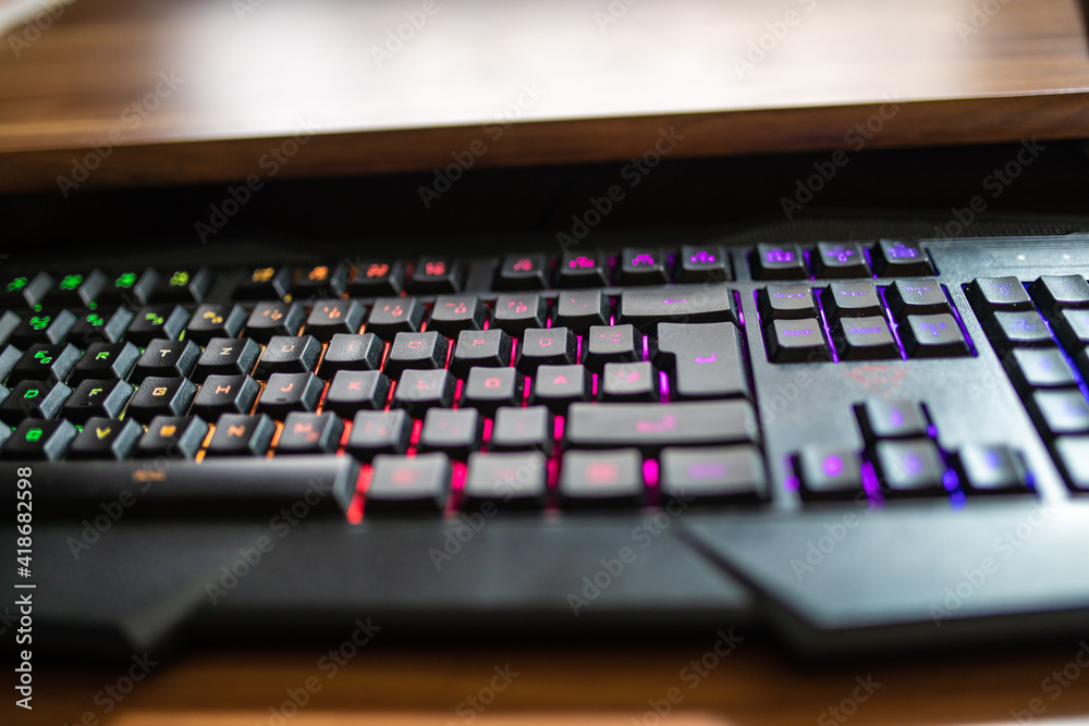 Tastatur mit bunten beleuchteten Ziffern Zahlen und Buchstaben Tastatur mit bunten beleuchteten Ziffern Zahlen und Buchstaben