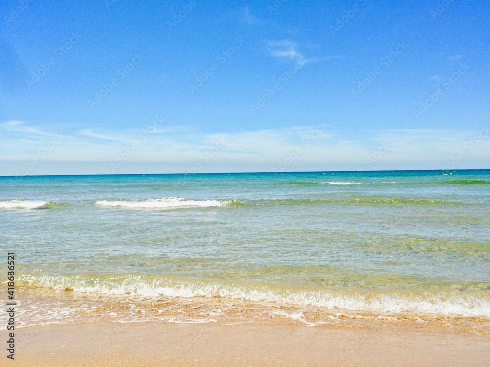 穏やかなきれいな海　透き通った遠浅のエメラルドグリーン