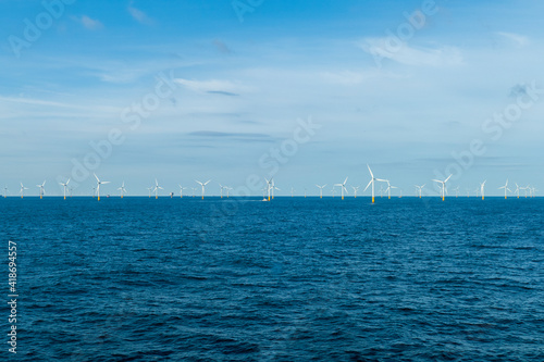 Offshore Windpark mit Windeärdern in der Nordsee, Atlantik
