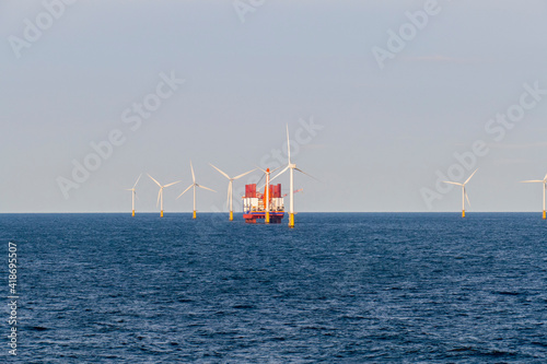 Offshore Windpark mit Windeärdern in der Nordsee, Atlantik