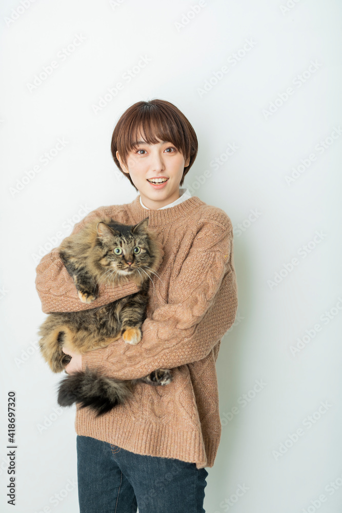 猫を抱く女性 猫を抱く女性