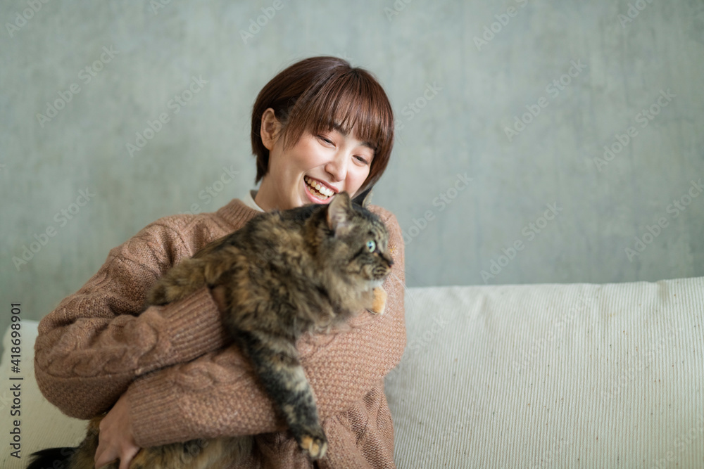猫を抱く女性 猫を抱く女性