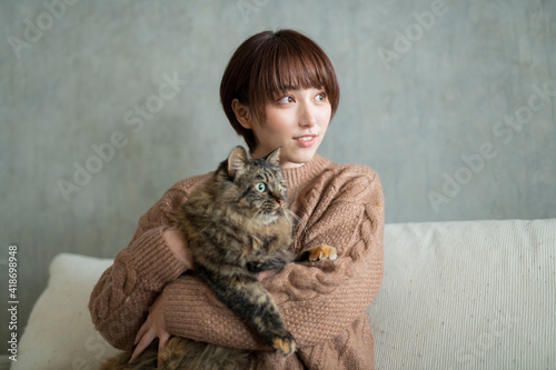 猫を抱く女性 photo