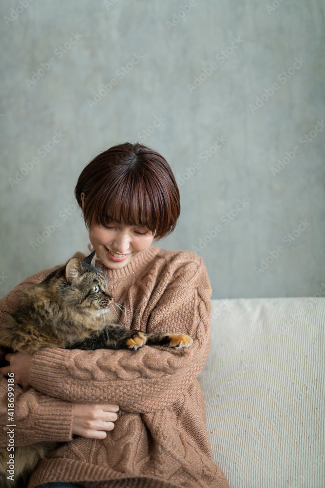 猫を抱く女性 猫を抱く女性