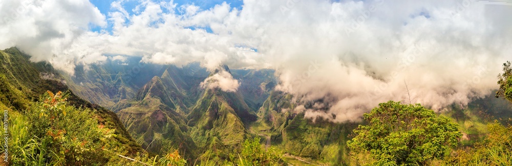 Panoramique sur le cirque de Mafate. Randonnée 
Le Cap Noir et Roche Verre Bouteille depuis Dos d'Ane. Ile de la Réunion