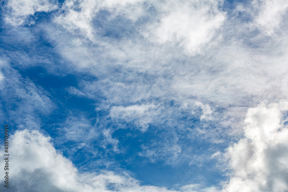 Obraz premium Picturesque textured clouds in the sky at the daytime
