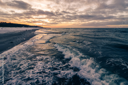 Sonnenuntergang über dem Strand von Graal-Müritz an der Ostsee in Mecklenburg-Vorpommern