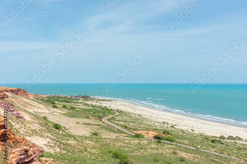 Vista panoramica de cima para o mar