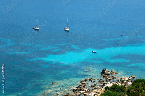 Mer turquoise et bateaux - Corse du Sud