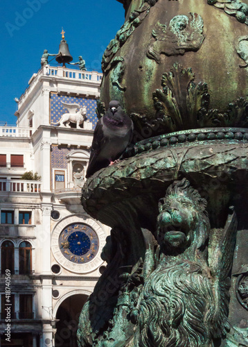 Detailaufnahme eines Brunnens aus Kupfer, mit grüner Patina in Venedig. Mit auffälligen Löwenkopf im Vordergrund
