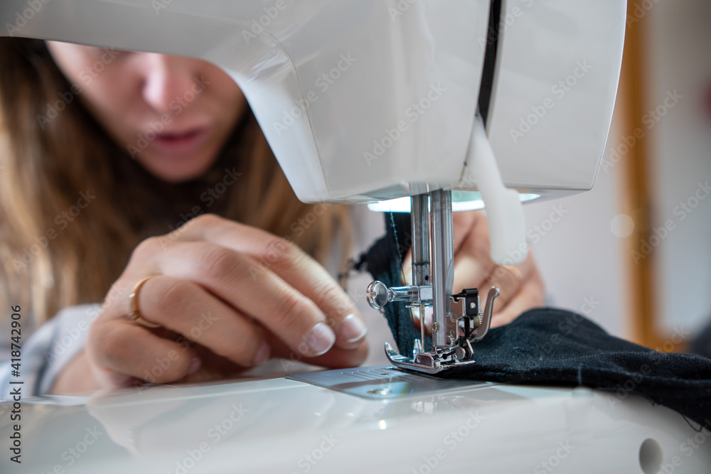 close up of a sewing machine - obrazy, fototapety, plakaty 