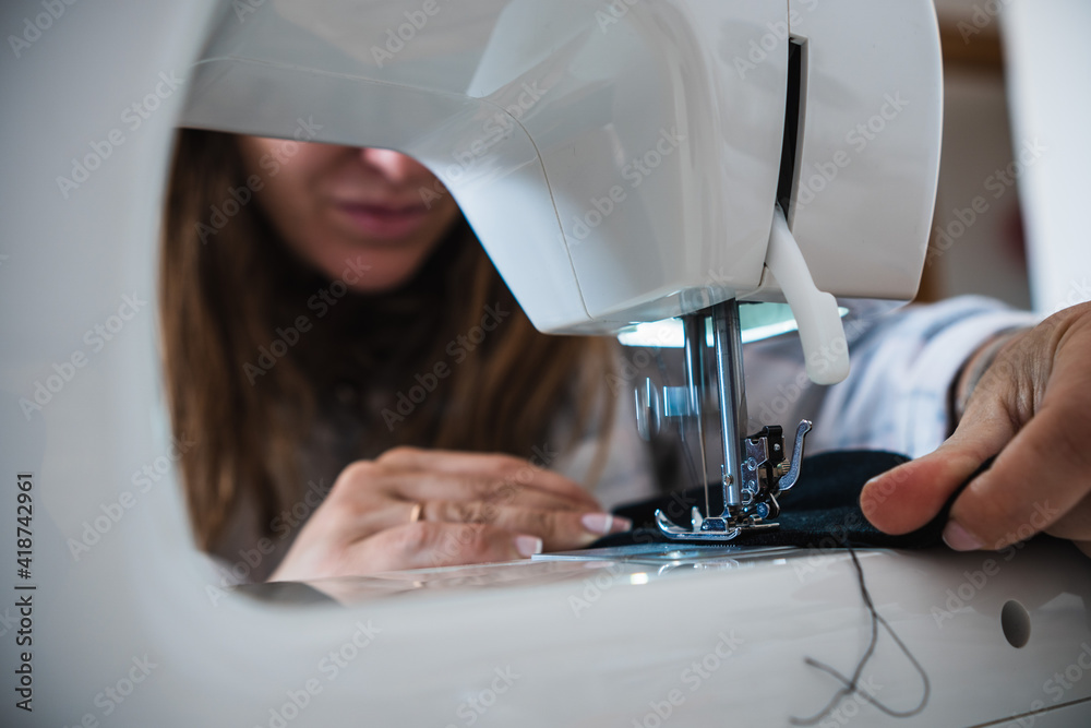 person sewing a sewing machine - obrazy, fototapety, plakaty 