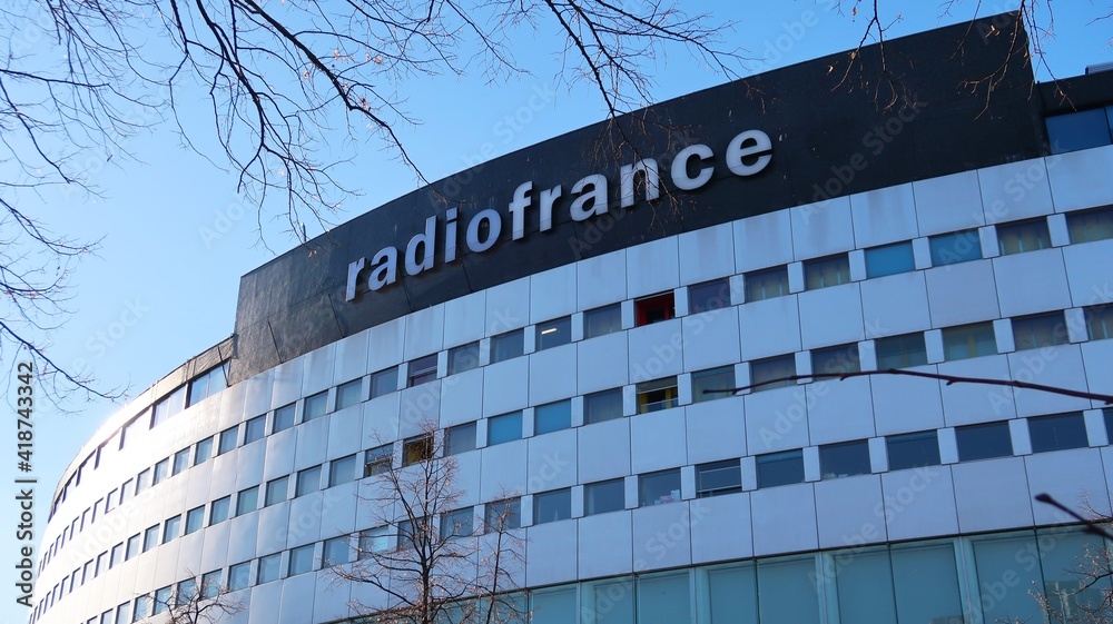 Enseigne "Radio France" sur la façade de la Maison de la Radio et de la  Musique à Paris – février 2021 (France) Photos | Adobe Stock