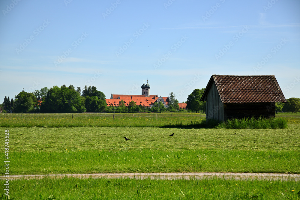 Idyllische Landschaft mit Blick zum Kloster von Benediktbeuern

