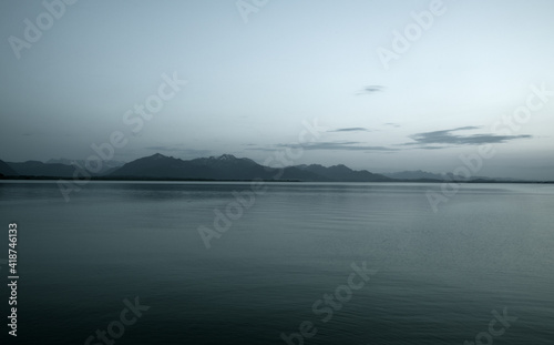 Der Chiemsee mit den Bergen im Hintergrund © Fotolla