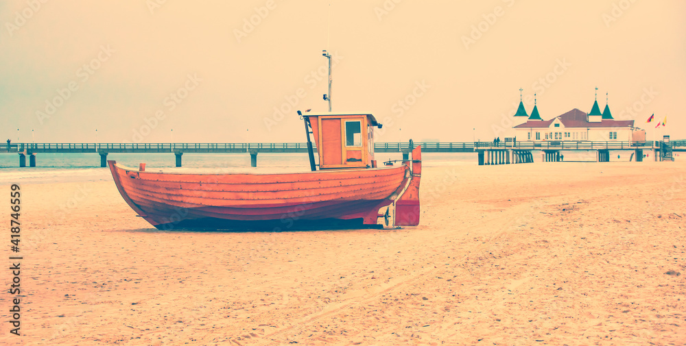 Naklejka premium Fischerboot am Strand Ostseebad Insel Usedom
