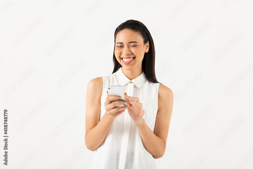 スマートフォンを持つハーフ女性 スマートフォンを持つハーフ女性