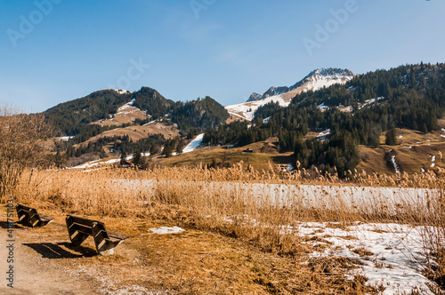 Schwarzsee, Lac Noir, Fribourg, Freiburg, Bergsee, Uferweg, Wanderweg, Schilf, Holzbank, Kaiseregg, Schafberg, Riggisalp, Spitzflue, Winter, Wintersport, Eisfläche, Alpen, Schweiz photo