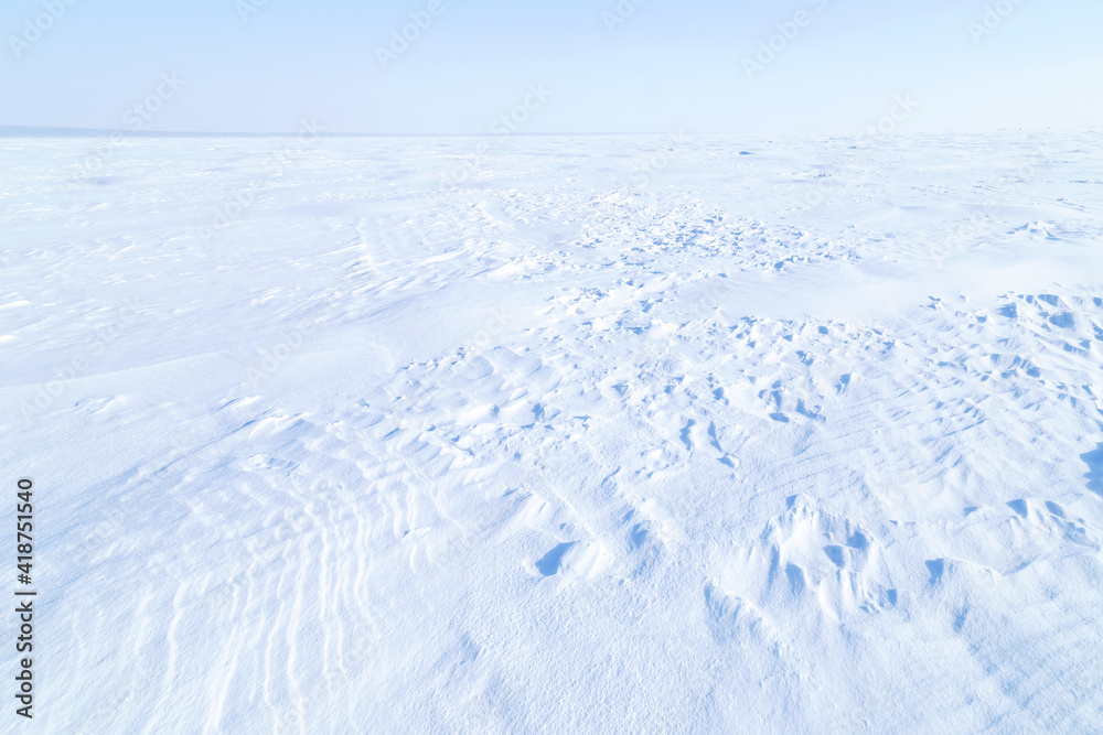 Obraz premium Snowy northern landscape on a cold clear winter day
