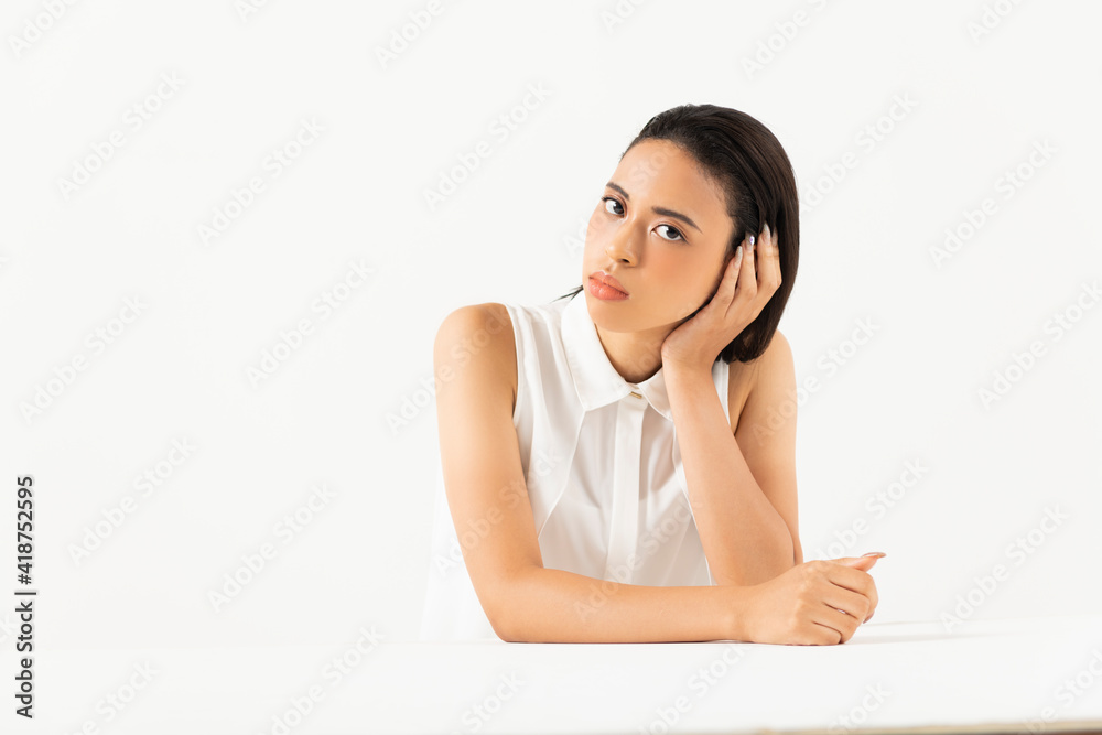 憂鬱な表情のハーフ女性 憂鬱な表情のハーフ女性