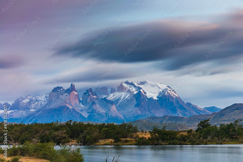 Rio Serrano no Parque Nacional Porres del Paine no Chile. Um dos locais mais procurados por fotógrafos de paisagem. 