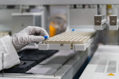 Fotografi Hands handing laboratory equipment