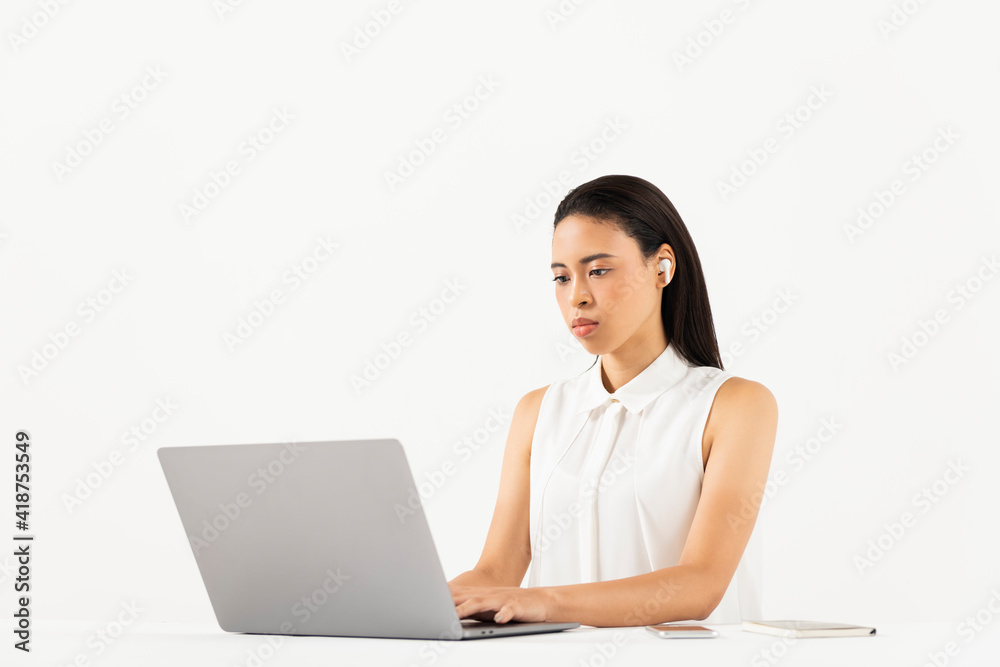 仕事をするハーフ女性 仕事をするハーフ女性