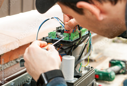 Φωτογραφία Technician man installing and checking the function of automatic gate