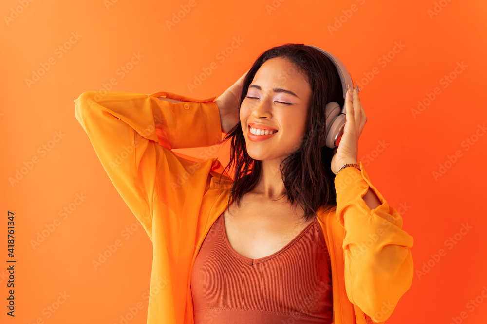 音楽を聴くハーフ女性 音楽を聴くハーフ女性