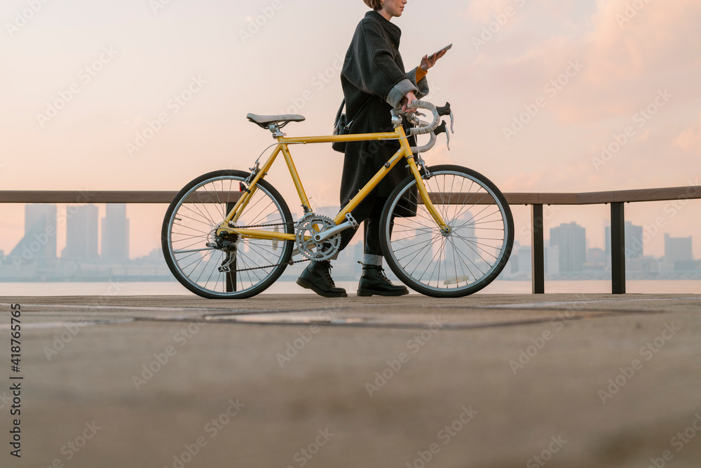 Fototapeta premium 街を歩く女性