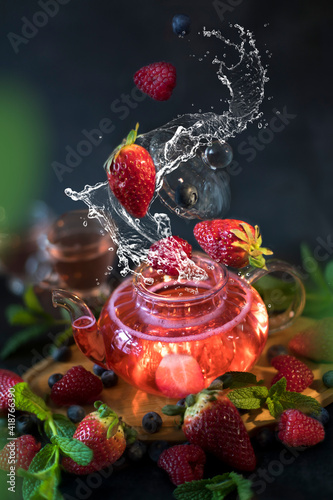 Infusión de frutos rojos, fresas , tetera calabaza