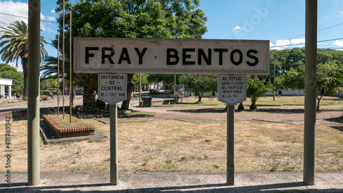 Señal de destino de la antigua estación de trenes de Fray Bentos