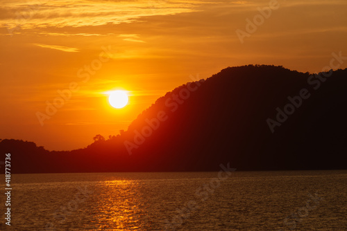 Golden hour sunset on Thailand island with sun over rocks © Адель Гайнуллин