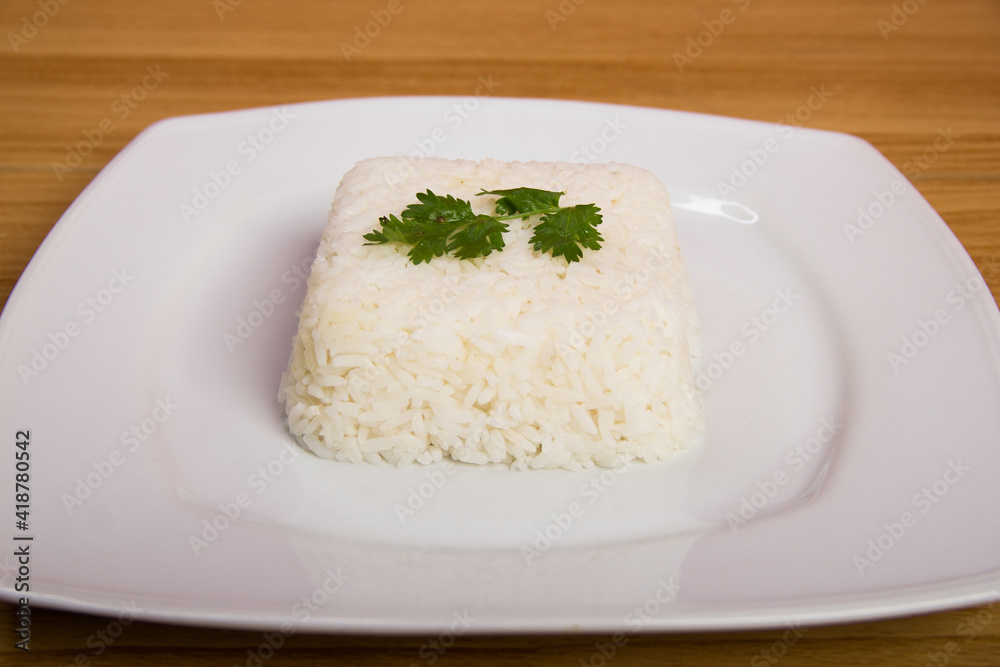 plato de arroz blanco decorado con hierba encima, comida saludable, cocina en casa plato de arroz blanco decorado con hierba encima, comida saludable, cocina en casa