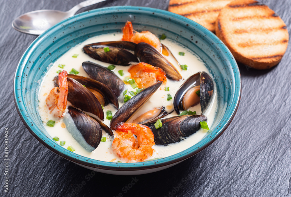 Cream soup with mussels