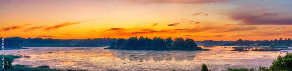 Obraz premium Beautiful landscape with colorful sunset over forest lake