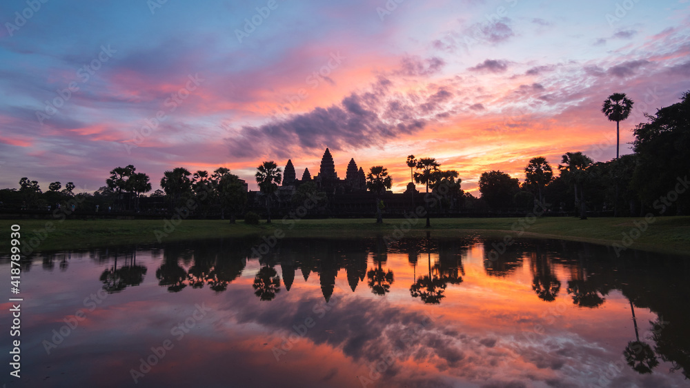 Obraz premium Angkor Wat temple at sunrise in Siem Reap, Cambodia.
