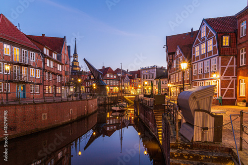 Der Hansehafen in Stade zur blauen Stunde mit Blick auf den Holzkran